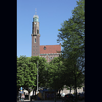 Stockholm, Engelbrektskyrkan, Blick vom Karlavägen von Süden auf die Kirche mit dem 65 m hohen Turm