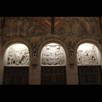 Stockholm, Engelbrekt Kyrka, Figuren über dem Altar - in der Mitte eine Darstellung des letzten Abendmahls