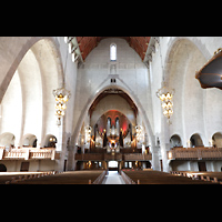 Stockholm, Engelbrekt Kyrka, Innenraum in Richtung Orgel (beleichter)