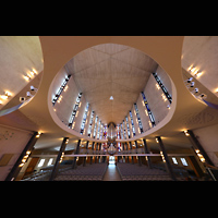 Stockholm - Hägersten, Uppenbarelskyrkan, Blick vom Chor zur Orgel und zur Decke