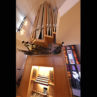 Stockholm, Uppenbarelsekyrkan (Auferstehungskirche), Orgel mit beleuchtetem Spieltisch seitlich