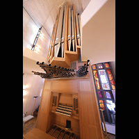 Stockholm - Hägersten, Uppenbarelskyrkan, Orgel mit Spieltisch seitlich