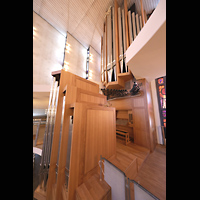 Stockholm, Uppenbarelsekyrkan (Auferstehungskirche), Seitlicher Blick auf Rückpositiv und Orgel