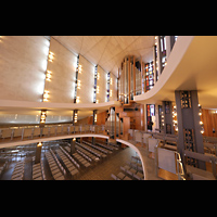 Stockholm - Hägersten, Uppenbarelskyrkan, Blick von der Seitenempore auf die Orgel