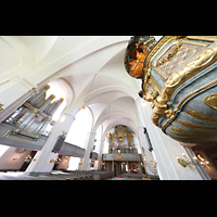 Stockholm, Maria Magdalena kyrka, Südemporenorgel, Hauptorgel und Kanzel
