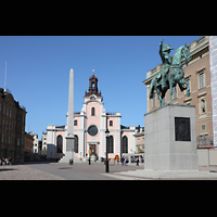 Stockholm, Domkyrka (S:t Nicolai kyrka, Storkyrkan), Blick vom Slotsbacken auf die Ostfassade, links: Obelisk Gustav III, rechts Statue Carl XIV Johan