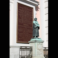 Stockholm, Domkyrka (S:t Nicolai kyrka, Storkyrkan), Statue Olavvs Petri mit Gedenktafel an der Ostfassade