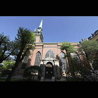Stockholm, Deutsche St. Gertruds-Kirche (Juno-Orgel), Blick vom Kirchgarten von Südosten auf die Kirche und das Hauptportal