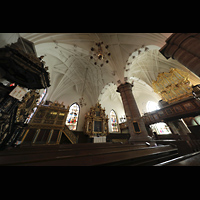Stockholm, Deutsche St. Gertruds-Kirche (Juno-Orgel), Kabzel (links), Königliche Empore, Altar und Düben-Orgel (rechts)