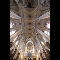 Viersen - Dülken, St. Cornelius und Peter, Blick ins Hauptschiffgewölbe mit Orgel