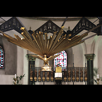 Köln, Basilika St. Aposteln (Chororgel), Altar und Baldachin mit Tabernakel, gehalten von einer Taube (Sepp Hürten 1975)