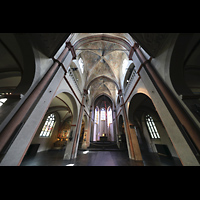 Köln, St. Maria Lyskirchen, Innenraum in Richtung Chor mit Blick ins Gewölbe und die Fresken