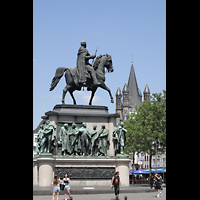 Köln (Cologne), Groß St. Martin, Reiterstandbild König Friedrich Wilhelm III auf dem Heumarkt, rechts: Turm von Groß St. Martin