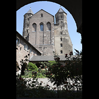 Köln, Basilika St. Maria im Kapitol, Blick durch einen Kreuzgangbogen auf die Westfassade