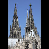 Kln, Dom St.Peter und Maria (Hauptorgelanlage), Turmspitzen, Vierungsturm und goldenes Kreuz auf der Spitze des Chorgewlbes