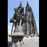 Kln (Cologne), Dom St. Peter und Maria, Doppelturmfassade - im Vordergrund ein 1:1-Modell der 9,50 m hohen Turmspitzen