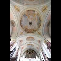 Regensburg - Reinhausen, St. Josef (Positiv), Blick zur Kuppel mit Deckengemälde des Hl. Josef als Helfer der Menschheit und zur Orgel
