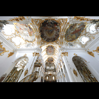 Regensburg, Stiftskirche Unserer Lieben Frau zur Alten Kapelle ('Alte Kapelle'), Blick vom Chorraum auf Deckenfresken und ins Langhaus mit Kanzel und Orgel