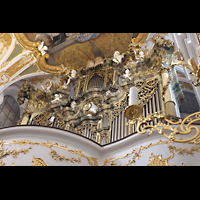 Regensburg, Stiftskirche Unserer lieben Frau zur Alten Kapelle, Blick durch einen der Seitenbögen zur Orgel