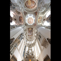 Passau, Dom St. Stephan, Chorraum mit Blick ins Gewölbe, auf den Hochaltar und die Chororgel