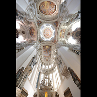 Passau, Dom St. Stephan, Chorraum mit Blick ins Gewölbe, auf den Hochaltar und die Chororgel