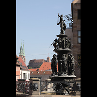 Nürnberg, St. Sebald, Blick vom Tugendbrunnen auf dem Lorenzer Platz nach St. Sebald und zur Kaiserburg