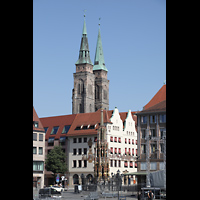 Nürnberg, St. Sebald, Blick vom Hauptmarkt zum Schönen Brunnen und auf die Türme von St. Sebald