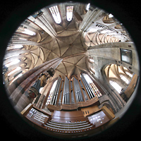 Nürnberg, St. Sebald, Spieltisch und Hauptorgel mit Blick ins Gewölbe