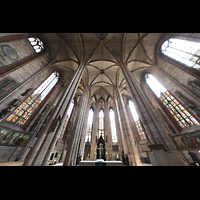 Nürnberg, St. Sebald, Chorraum mit Altar, dahinter das Sebaldusgrab