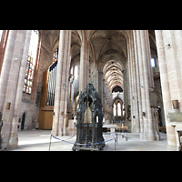 Nürnberg, St. Sebald, Blick vom Chorraum ins Langhaus mit Westchor, auf das Sebaldusgrab und zur Orgel