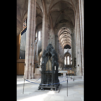 Nürnberg, St. Sebald, Blick vom Chorraum ins Langhaus mit Westchor, auf das Sebaldusgrab und zur Orgel