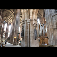 Nürnberg, St. Sebald, Blick durch die Pfeiler des nördlichen Seitenschiffs zur Orgel und in den Chor