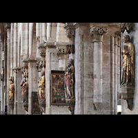 Nürnberg, St. Sebald, Figuren an den Pfeilern der Nordwand des Langhauses