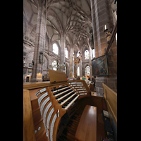 Nürnberg (Nuremberg), St. Lorenz (Truhenorgel), Blick über den Hauptspieltisch in den Chorraum und den Engelsgruß