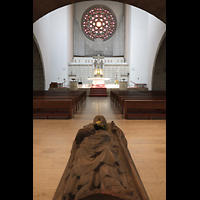 Regensburg, St. Wolfgang, Vorhalle mit Abguss des Grabes des Hl. Wolfgang mit Blick zur Orgel