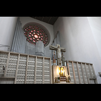 Regensburg, St. Wolfgang, Lettnerartige Scheidewand mit Sakramentsaltar und Kreuzigungsgruppe