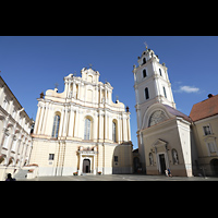 Vilnius, Šv. Jonu bažnycia (Universitätskirche St. Johannis), Blick vom Universitätsplatz auf die Westfassde und den Turm