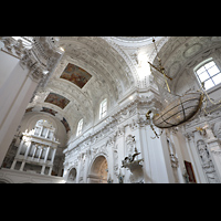 Vilnius, Šv. apaštalu Petro ir Povilo bažnycia (St. Peter und Paul), Schiffsförmiger Lüster und Blick zur Orgel