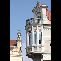 Vilnius, Šv. Jonu Bažnycia (St. Johannes) - Hauptorgel, Blick vom Pilies g: von Süden auf eine Erker eines Gebäudes und den Chorgiebel