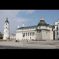Vilnius, Arkikatedra (Kathedrale), Ansicht von Sdosten mit Statue des Grofrsten Gediminas