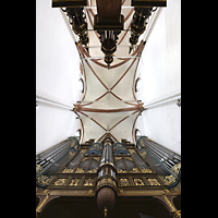 Riga, Mariendom, Blick vom Spieltisch senkrecht nach oben auf Orgelprospekt, Rückpositiv und Gewölbe
