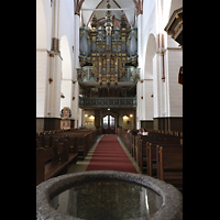 Riga, Mariendom, Blick über den Taufstein aus dem 12. Jh. zur Orgel