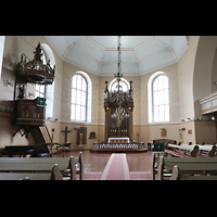 Pärnu (Pernau), Elisabeti Kirik (Seitenorgel), Chorraum mit Altar und Kanzel