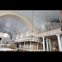 Pärnu, Elisabeti kirik, Blick von der Vierung nach Südwesten auf beide Orgeln