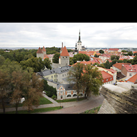 Tallinn (Reval), Oleviste Kirik (Olai-Kirche), Blick von der Stadtmauer auf dem Domberg in Richtung Oleviste kirik