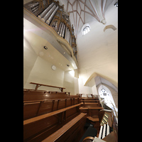 Tallinn (Reval), Oleviste Kirik (Olai-Kirche), Orgelempore und Orgel seitlich