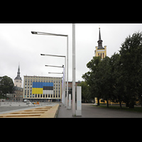 Tallinn (Reval), Jaani kirik (St. Johannis), Freiheitsplatz (Vabaduse väljak) mit Blick zur Niguliste kirik (links) und zur Jaani kirik