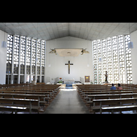 Mnchen, Maria-Immaculata-Kirche, Innenraum in Richtung Altar