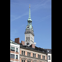 München, Alt St. Peter (Hauptorgel), Turm vom Viktualienmarkt aus gesehen