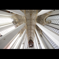 München, Liebfrauendom, Innenraum mit Blick ins Gewölbe und zur Hauptorgel